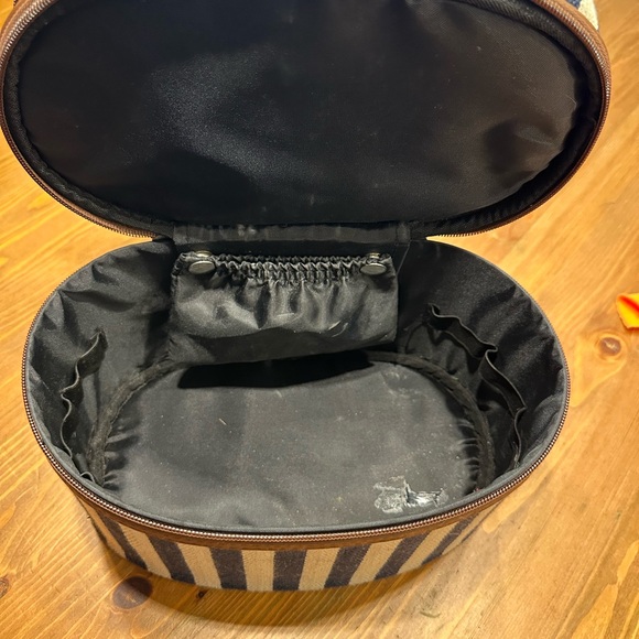 GUC Over-Nighter Carry-On Travel Bag With Matching Cosmetic Case Navy & Cream - Picture 8 of 10